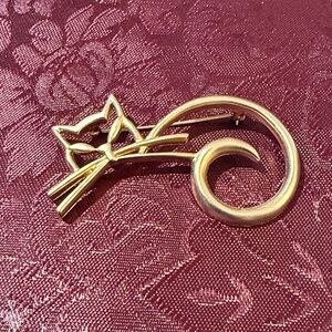Elegant Gold Cat Brooch